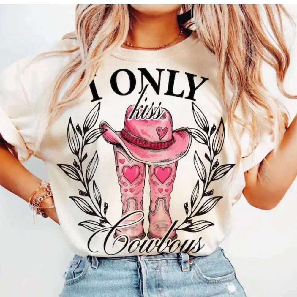 NWT I ONLY KISS COWBOYS Tshirt